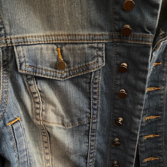 💙SOLD💙CHELSEA & VIOLET Distressed Cropped Jean Jacket - Picture 3 of 11